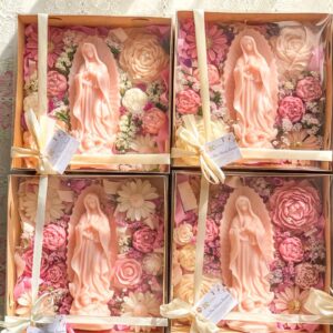 Virgen en caja con flores