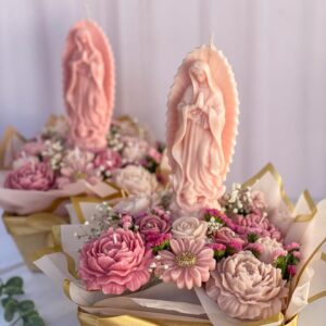 Arreglo floral con Virgen al centro